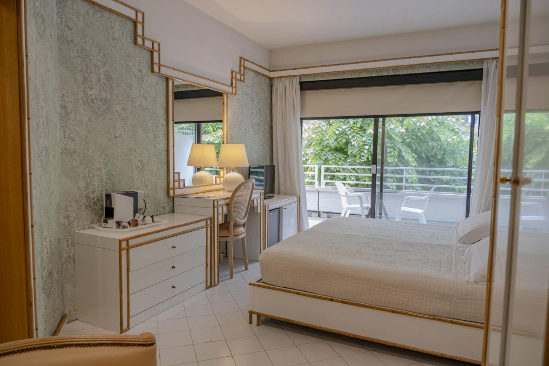 Hotel President - Vintage Hotel In Centro リッチョーネ エクステリア 写真