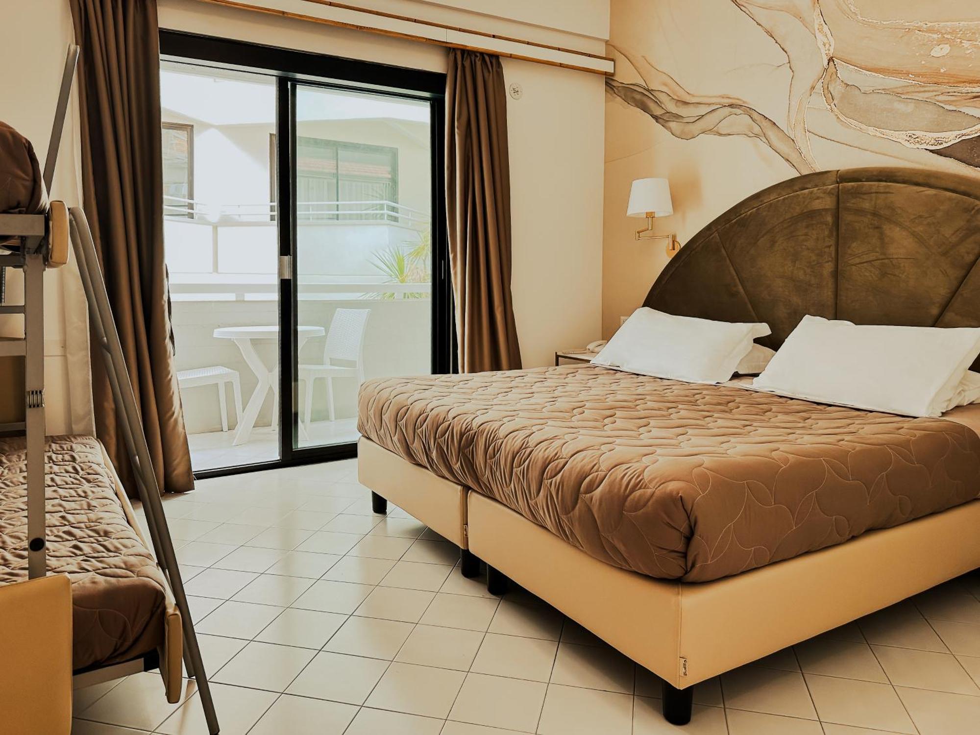 Hotel President - Vintage Hotel In Centro リッチョーネ エクステリア 写真