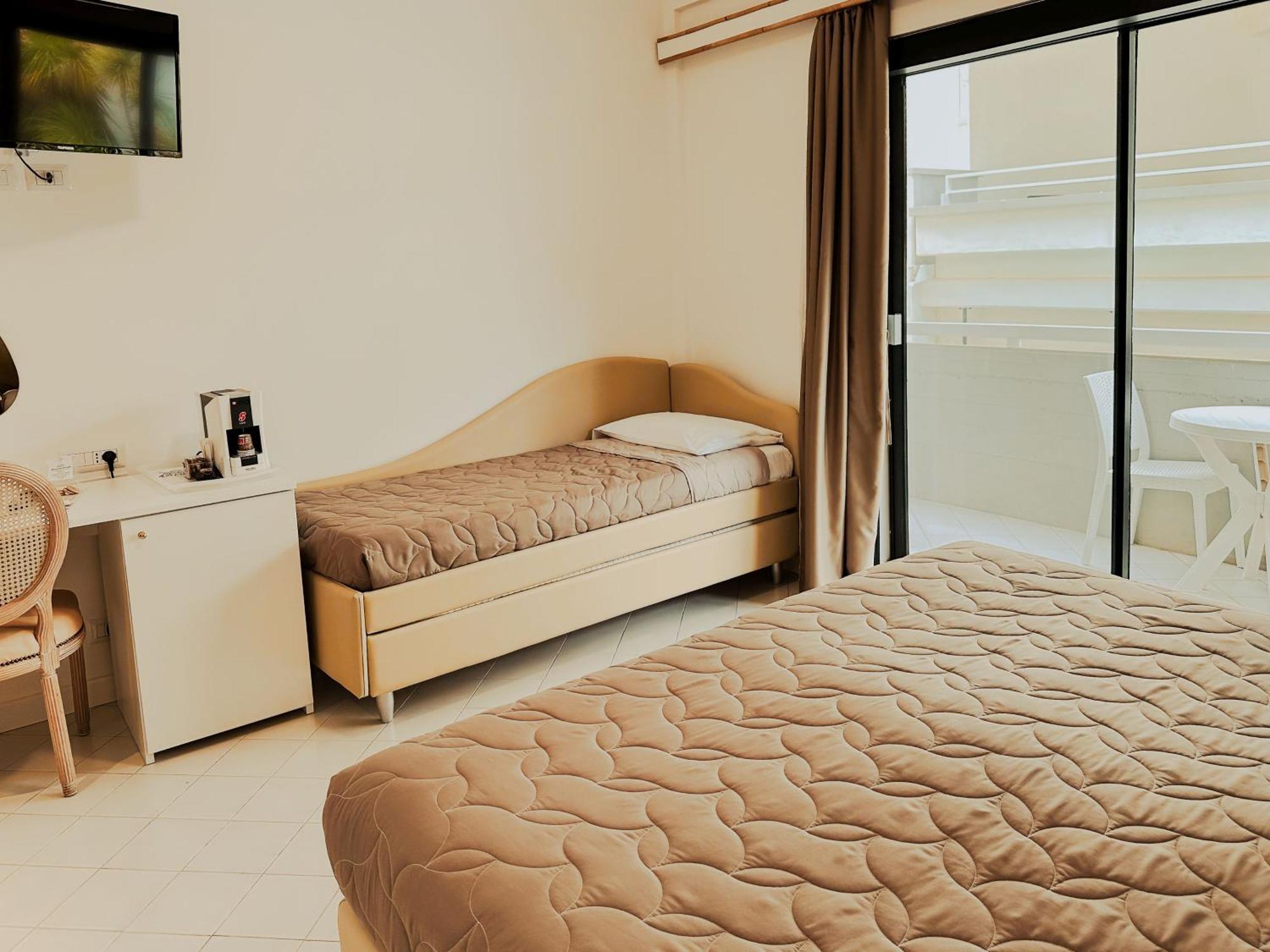 Hotel President - Vintage Hotel In Centro リッチョーネ エクステリア 写真