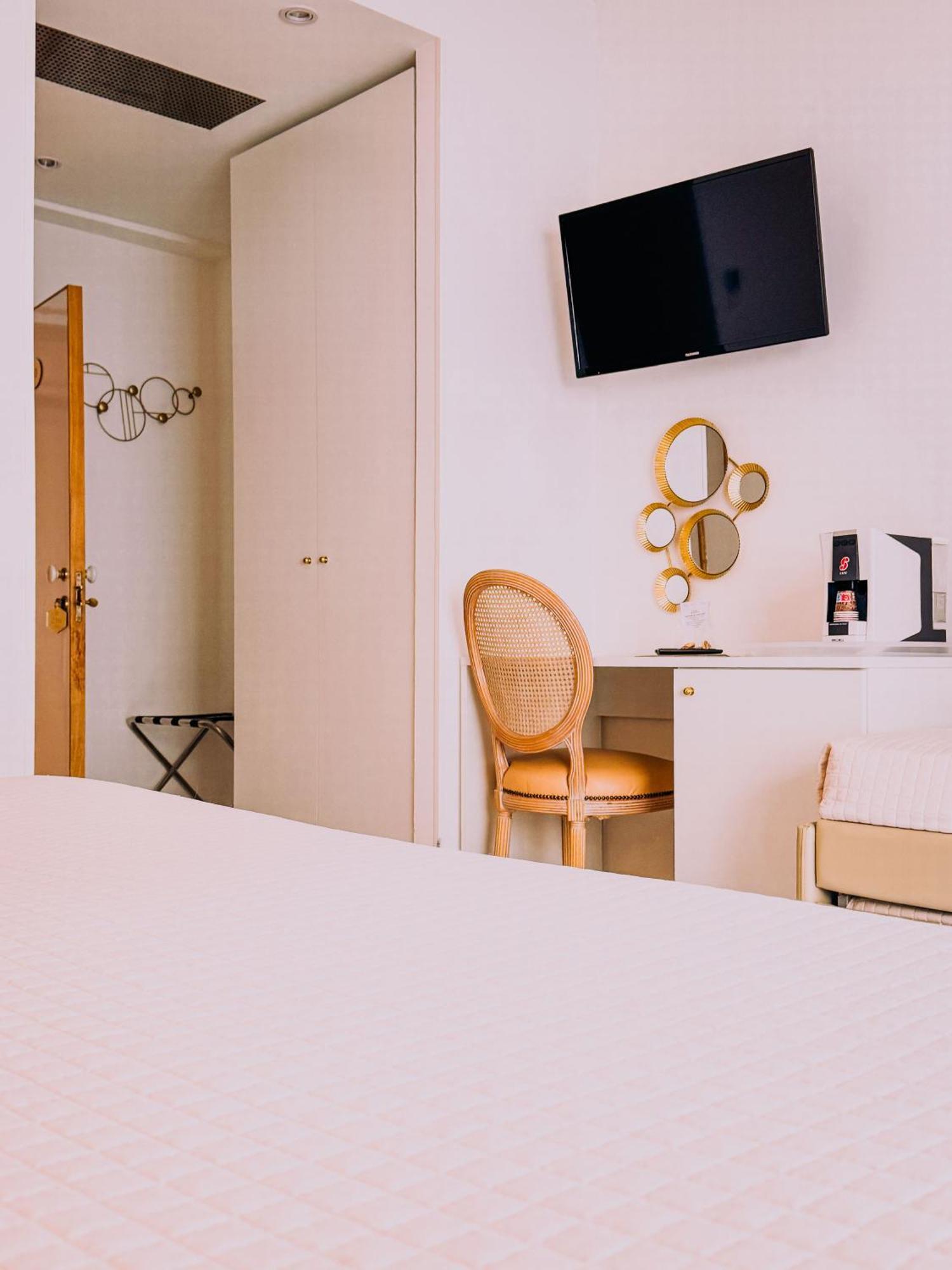 Hotel President - Vintage Hotel In Centro リッチョーネ エクステリア 写真