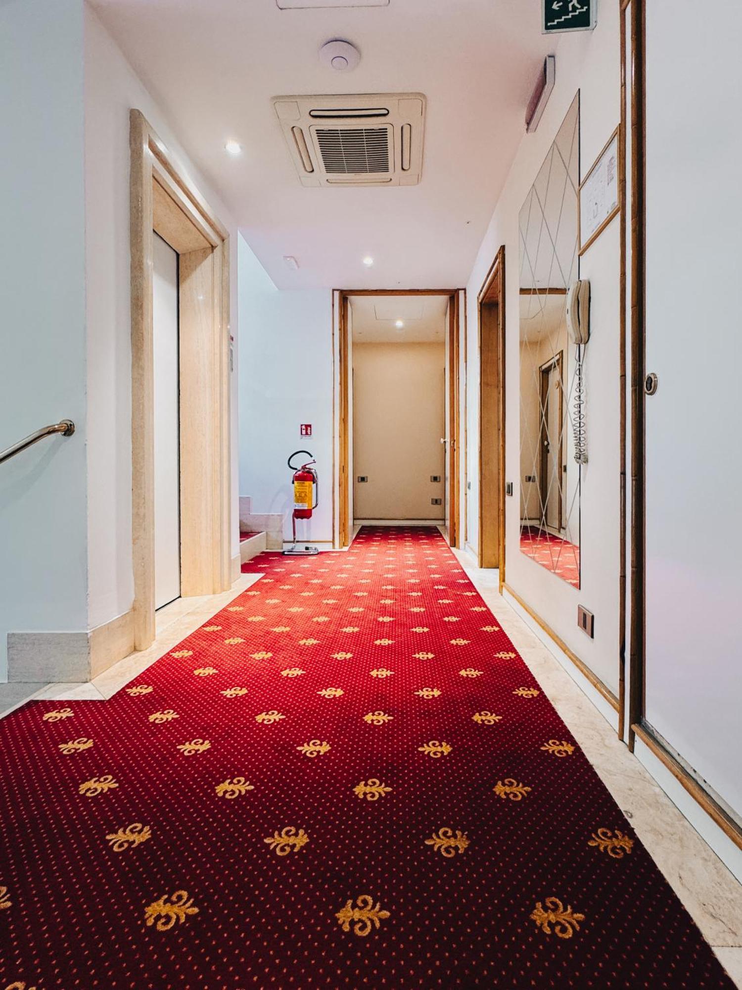 Hotel President - Vintage Hotel In Centro リッチョーネ エクステリア 写真