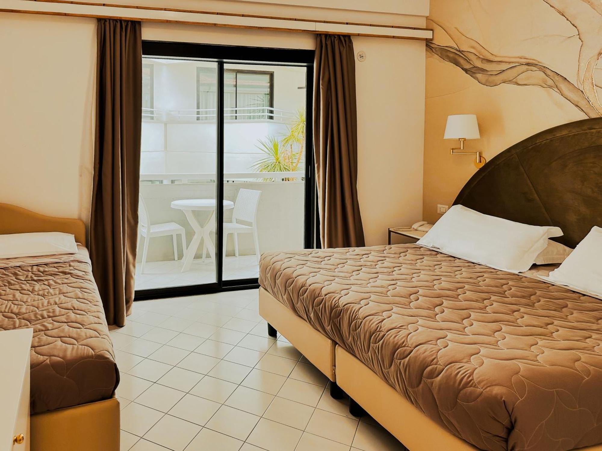 Hotel President - Vintage Hotel In Centro リッチョーネ エクステリア 写真