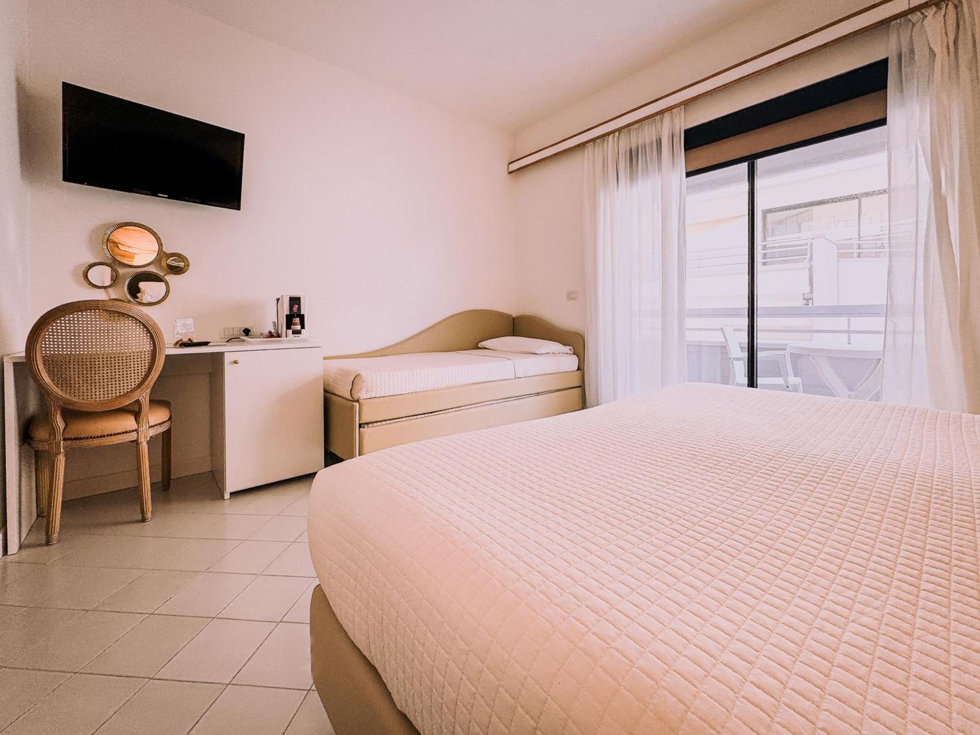Hotel President - Vintage Hotel In Centro リッチョーネ エクステリア 写真